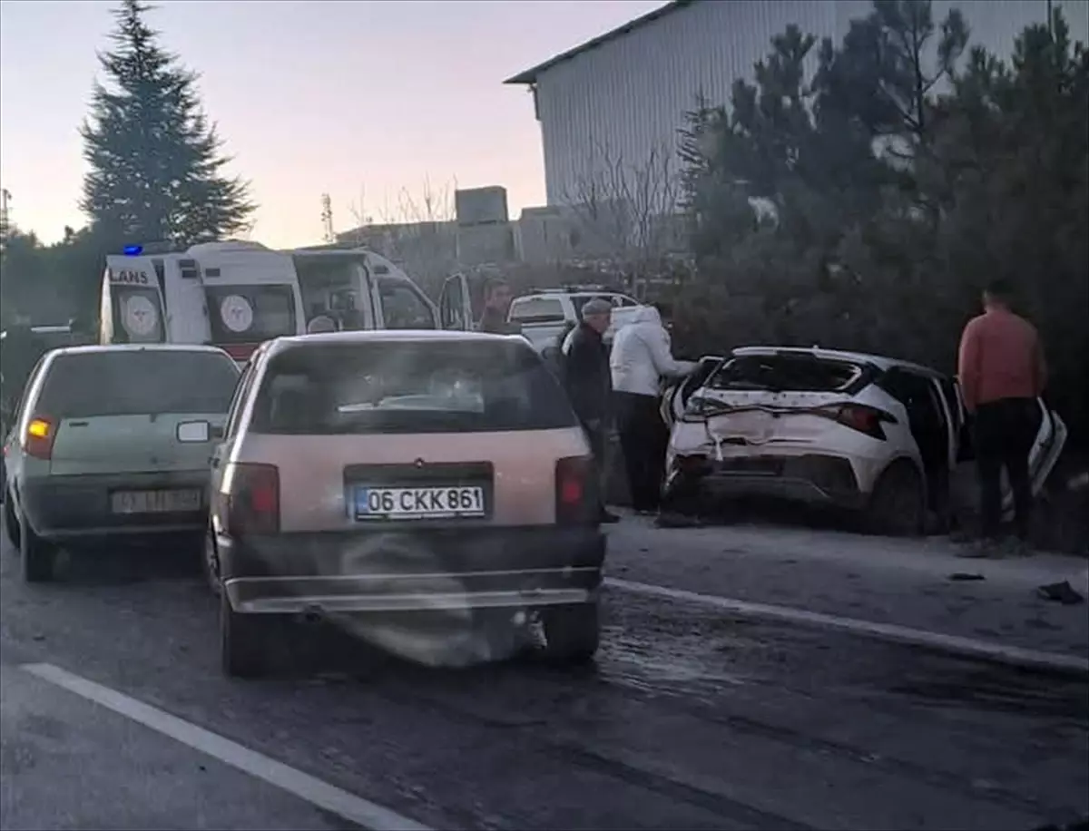 Afyonkarahisar’da Zincirleme Trafik Kazası: 8 Yaralı