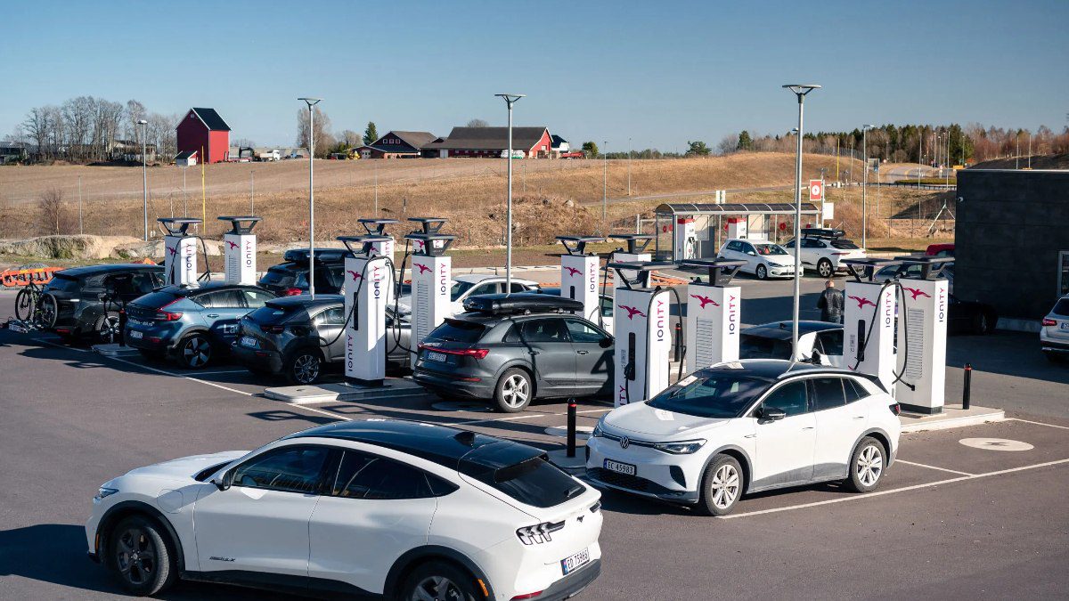Norveç Elektrikli Araç Geçişinde Zirveye Yaklaşıyor: 2024’te Yeni Araçların Yüzde 90’ı Elektrikli