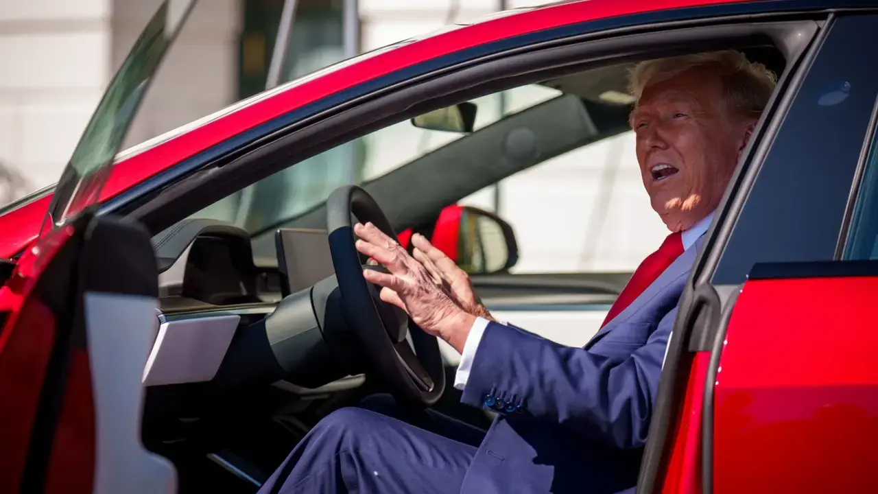 Donald Trump’tan Tesla’ya Destek, “Saldırılar İç Terörizm”