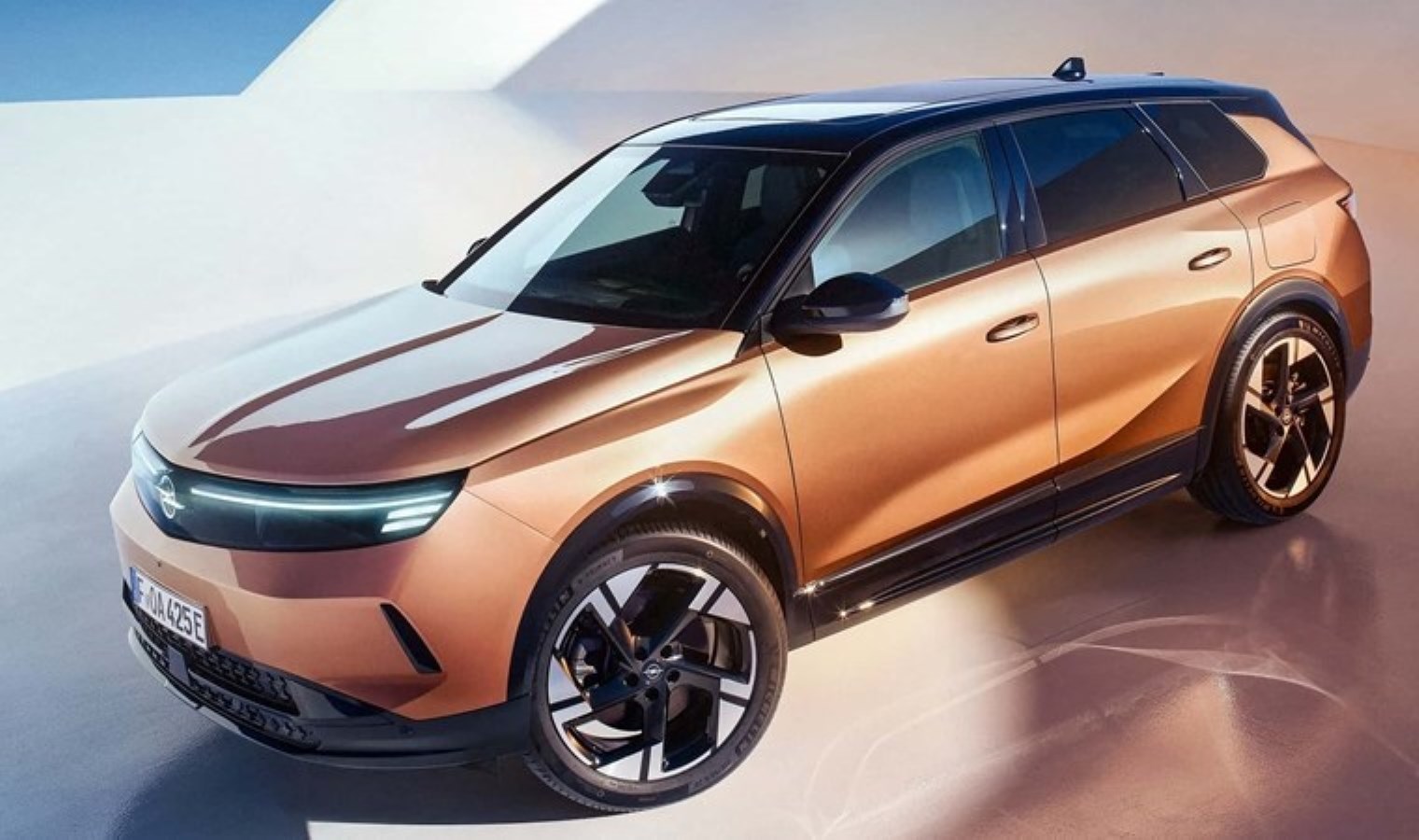 “Köpek Balığı” Geleneği, Yeni Premium SUV Grandland ile Devam Ediyor!