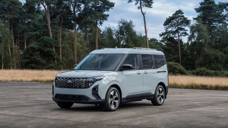 2025 Ford E-Tourneo Courier, Elektrikli Ticari Araçta Mobil Ofis Devrimi Başlıyor!