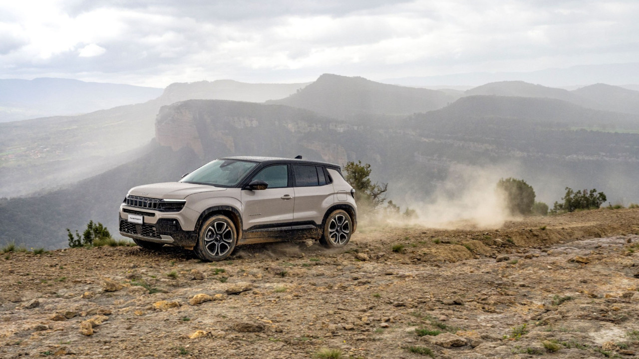 Jeep Avenger Türkiye’de Fiyatları Sarsıyor, Hibrit ve Elektrikli Versiyonlarıyla Türkiye’de