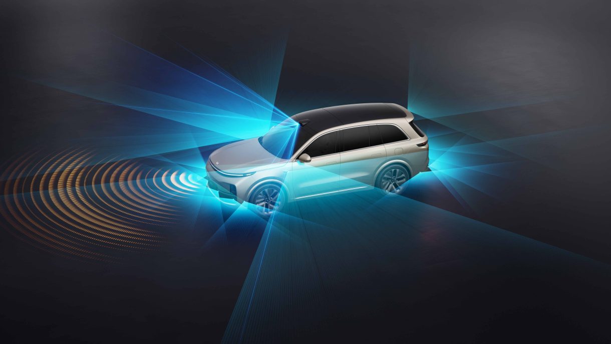 Bu araba 35 sensör, 3 LiDAR, 13 yüksek çözünürlüklü kamera ve 6 dalga  radarı entegre ediyor.