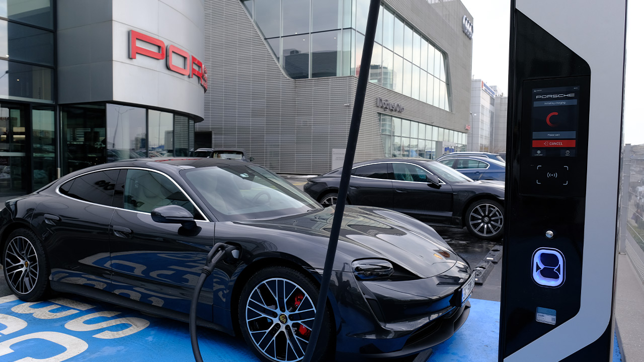 Porsche, elektrikli araçlar için Türkiye'deki ilk batarya onarım merkezini  açtı - egirişim