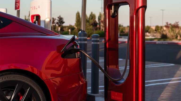 Tesla'dan dünyanın en büyük Supercharger istasyonu! - FutureFlow.Life