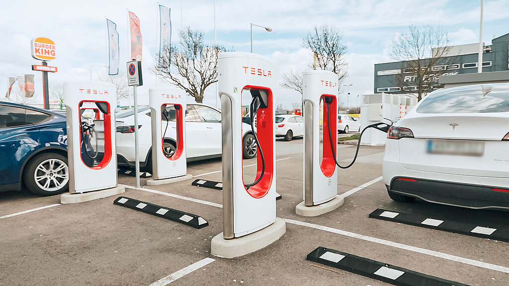 Tesla şarjı: Supercharger'larda ve diğer şarj istasyonlarında nasıl şarj edilir! | go-e