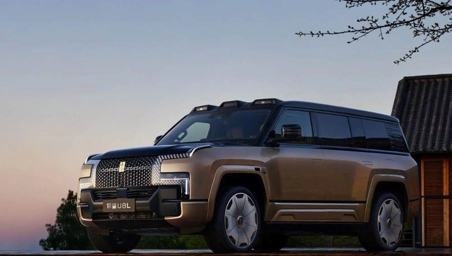 BYD Yangwang U8L, 1180 Beygirlik 24 Ayar Altın Amblemli Elektrikli Lüks SUV