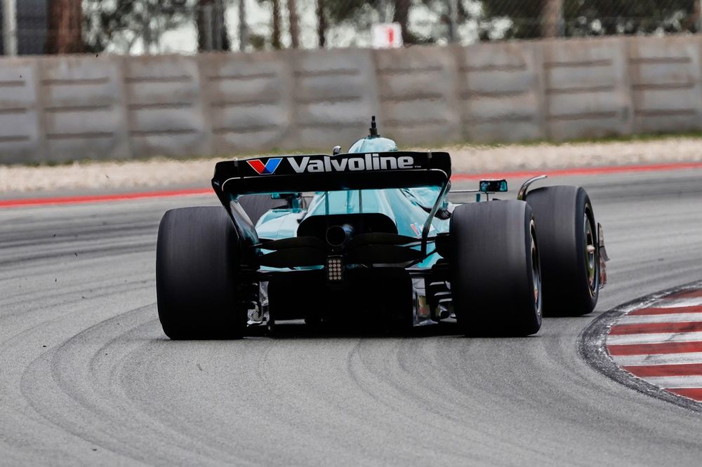 F1'in 2026'da kullanılacak küçük lastikleri, ilk kez Aston Martin'in melez  aracında denendi
