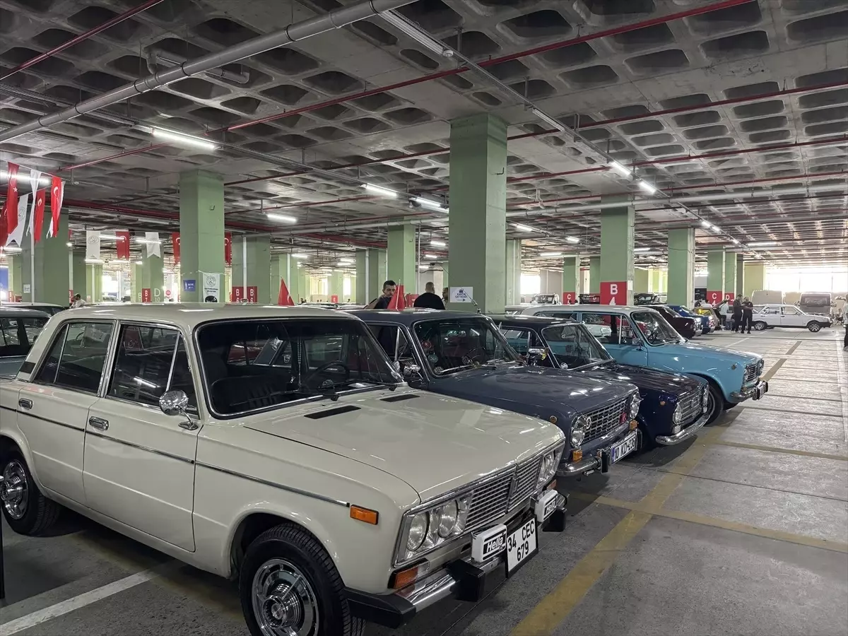 Nostalji Rüzgarı İstanbul’da Esti, Gaziosmanpaşa’da 600 Klasik Otomobil Göz Kamaştırdı