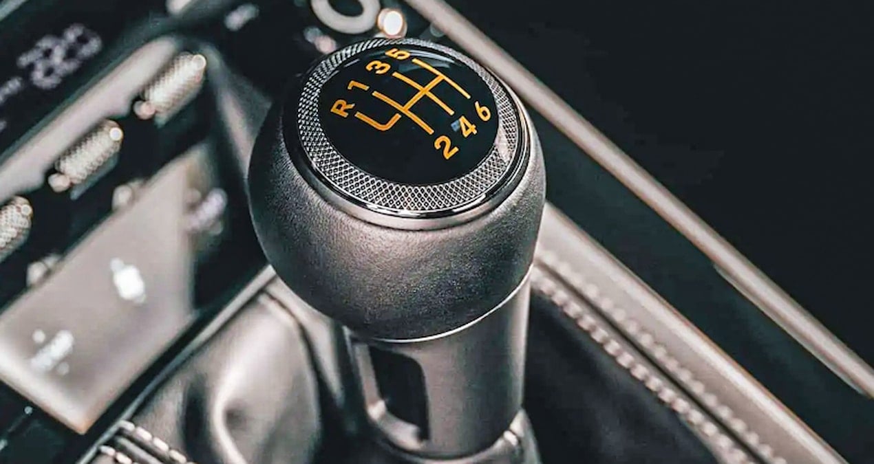 Sürüş Keyfi mi, Konfor mu? Manuel Vitesli Araçlar Neden Tarihe Karışıyor?