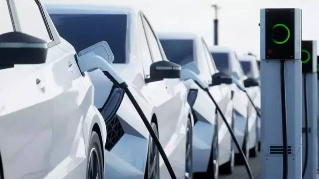 Küresel elektrikli araç satışlarında rekor kırıldı: 2 milyon eşiği aşıldı -  Ekonomim