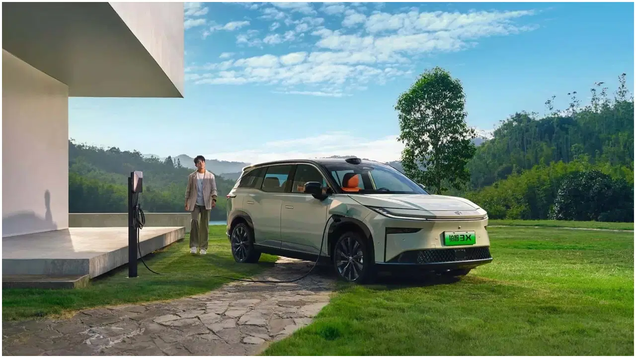 Toyota bZ3X RHD, Şehir Sokaklarını Sarsacak Elektrikli SUV’te Gizli Teknoloji Açığa Çıkıyor!