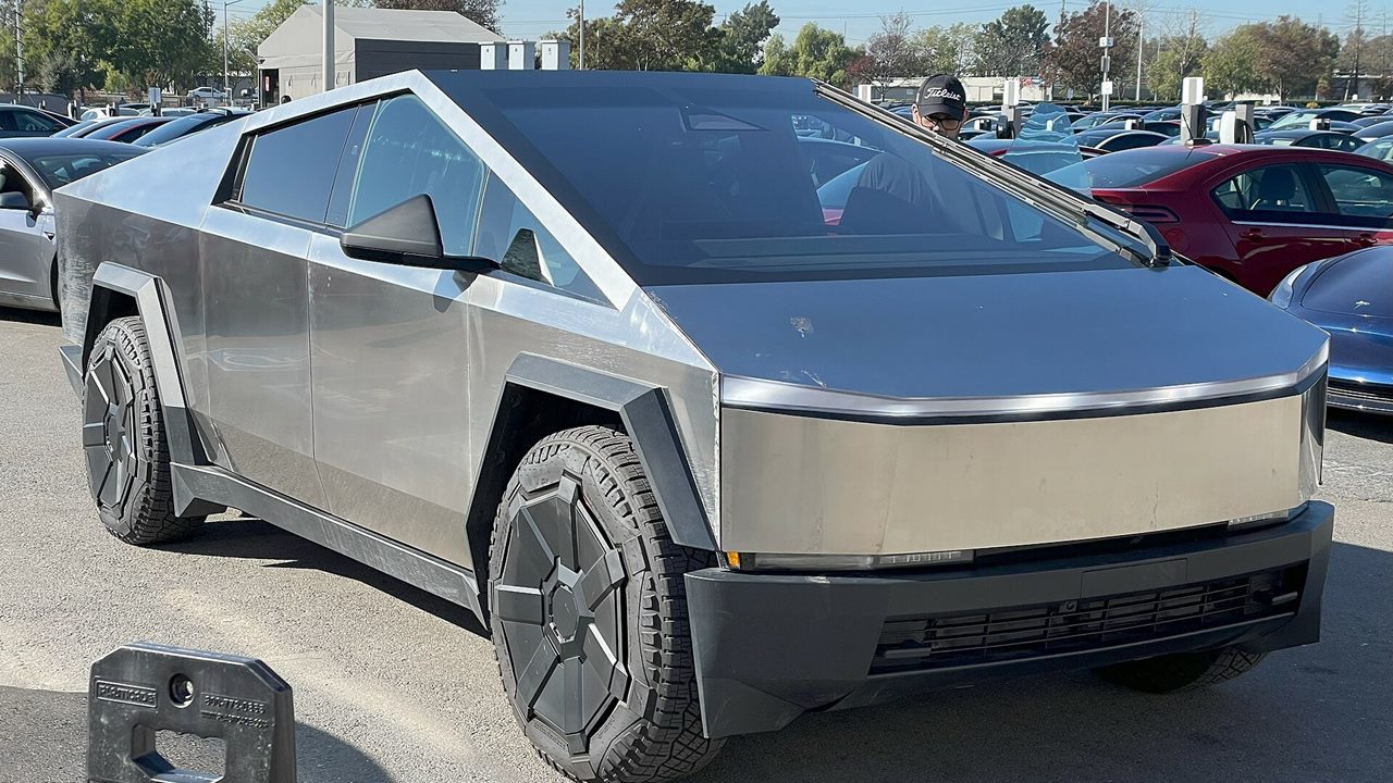 Tesla Cybertruck Fiyatları Tavan Yaptı: En Ucuz Model 100 Bin Dolardan Satışta