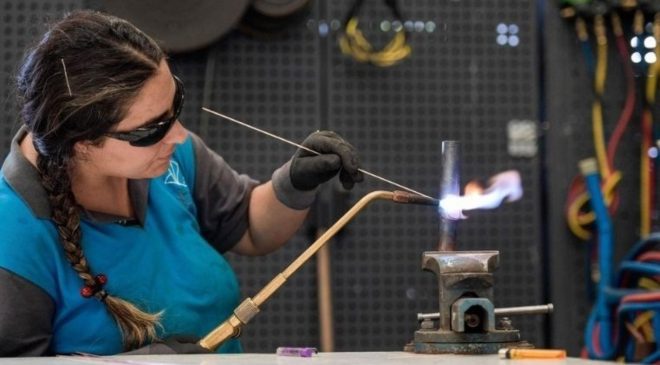 İzmir Meslek Fabrikası, İşsizlikle Mücadelede Kadın ve Gençlere Yönelik Eğitimlerle Öne Çıkıyor