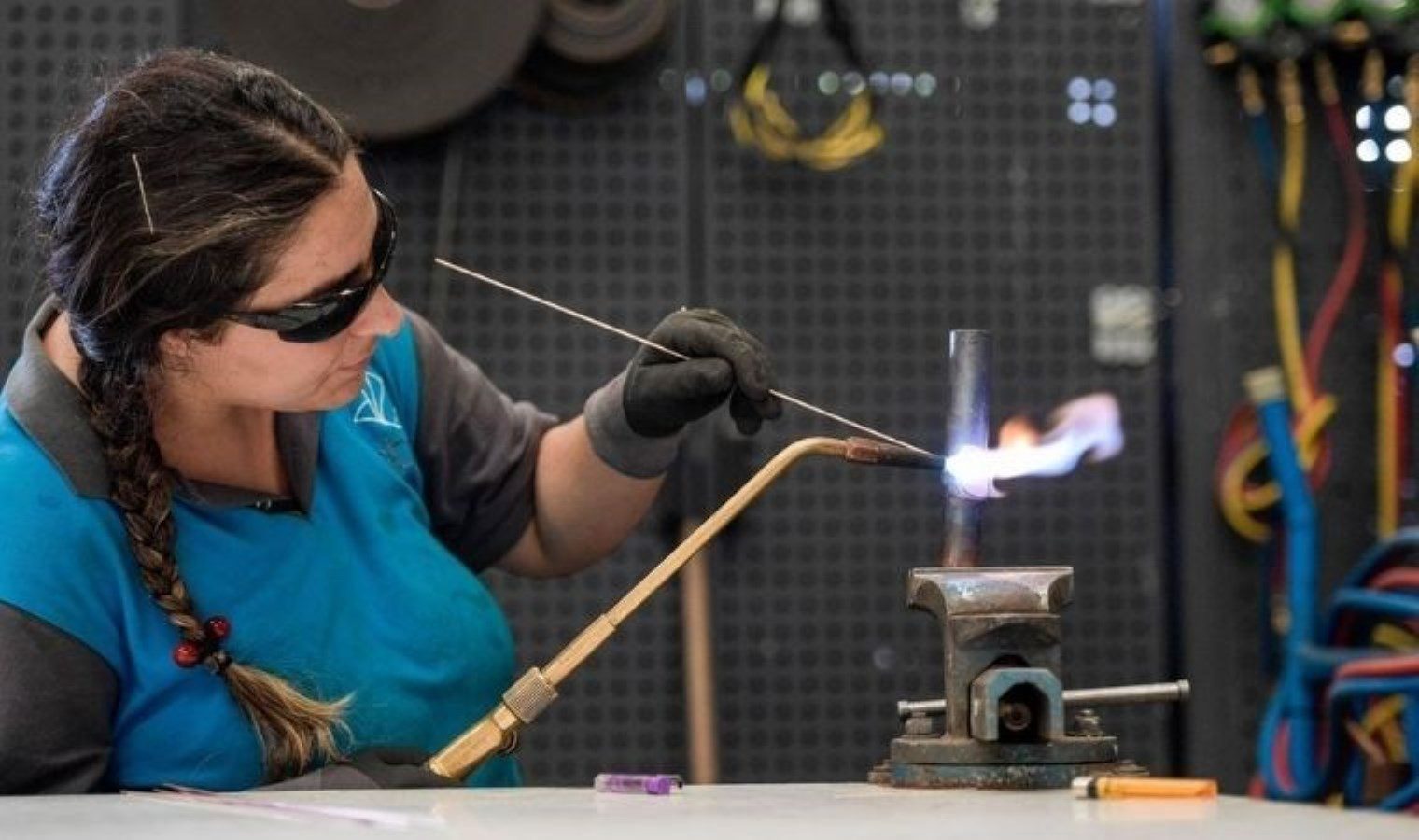 İzmir Meslek Fabrikası, İşsizlikle Mücadelede Kadın ve Gençlere Yönelik Eğitimlerle Öne Çıkıyor