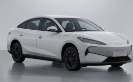 BYD e7: Çin’in Yeni Elektrikli Sedanı Sahneye Çıkıyor!