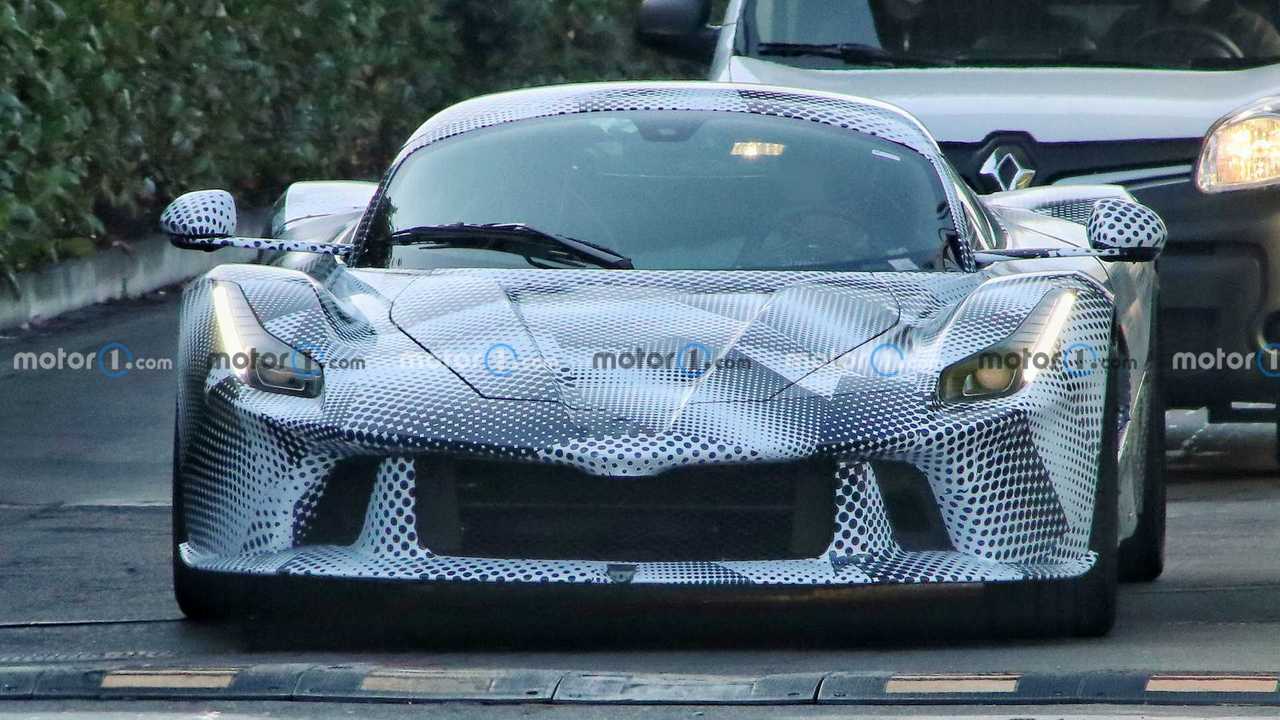 Ferrari'nin yeni hiper otomobili yeniden görüntülendi