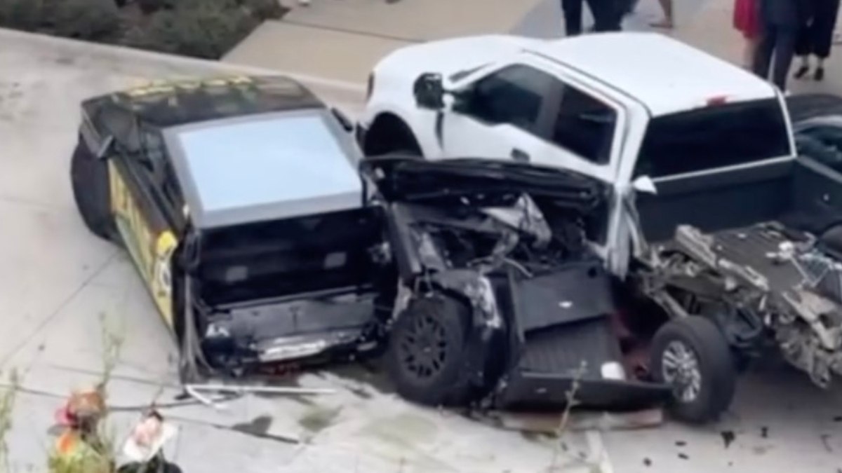 Tesla Cybertruck, Mercedes G Serisi ile Çarpışarak İkiye Bölündü: Dayanıklılığına Dair Sorular