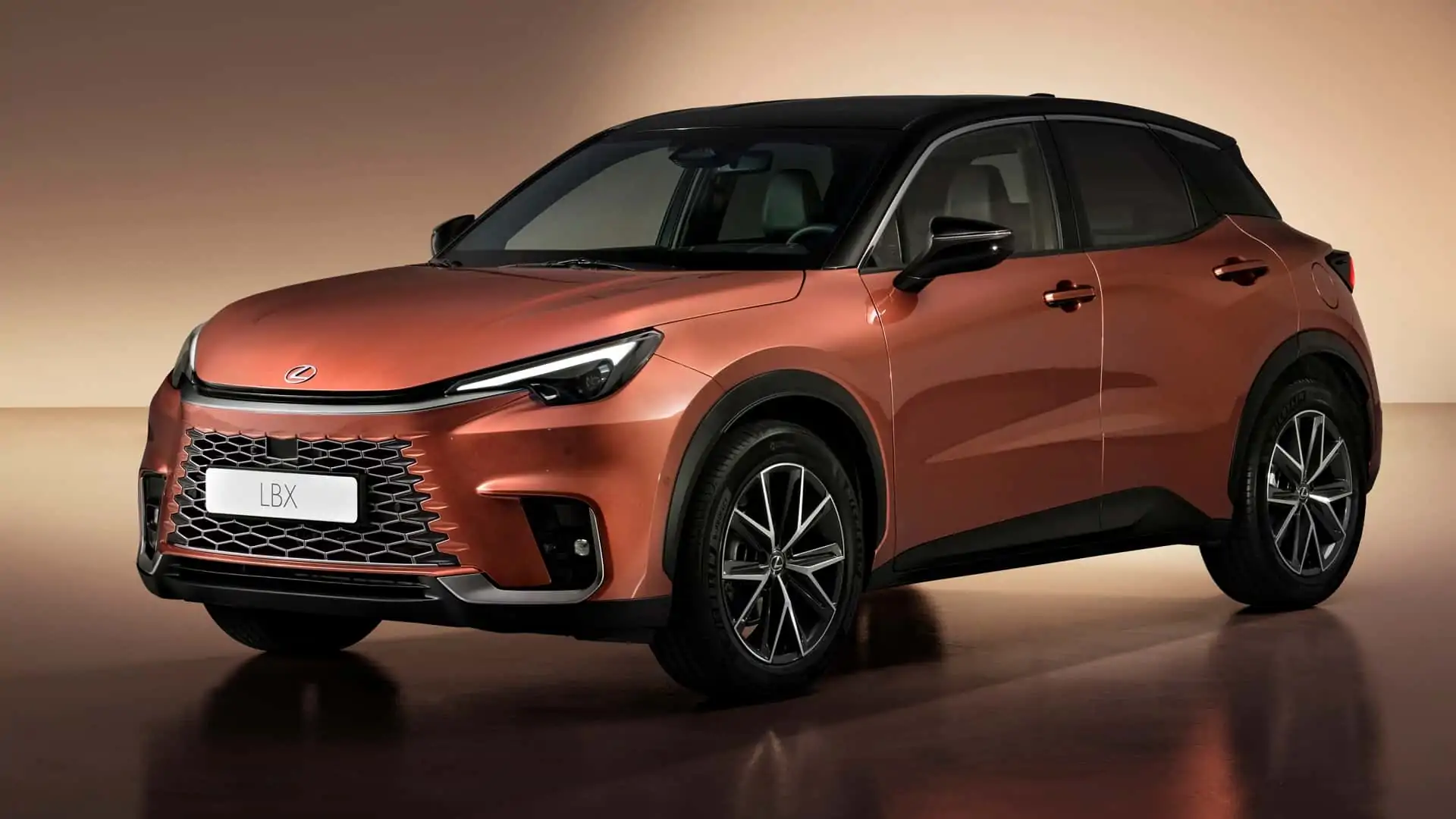 Lexus, yeni modeli LBX'i tanıttı
