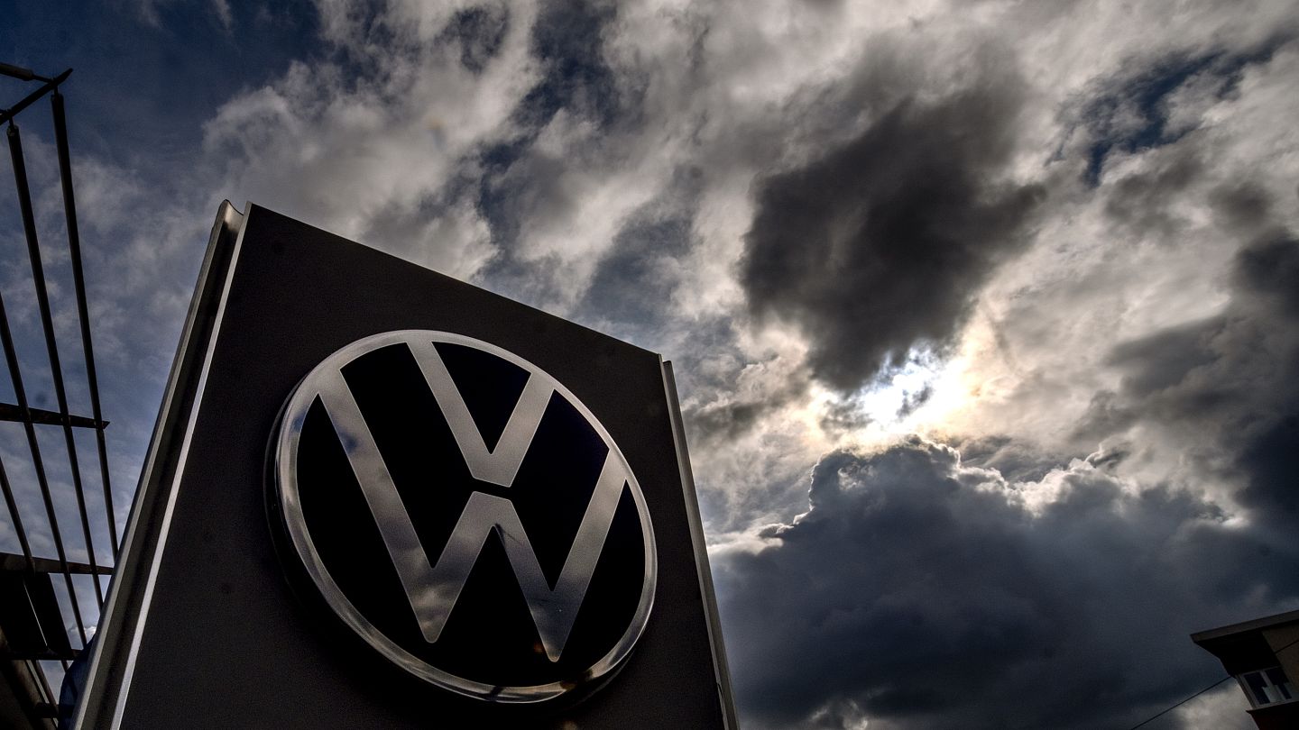 Volkswagen'de kriz: Almanya'da en az üç fabrika kapatılıp binlerce çalışan işten çıkarılacak | Euronews