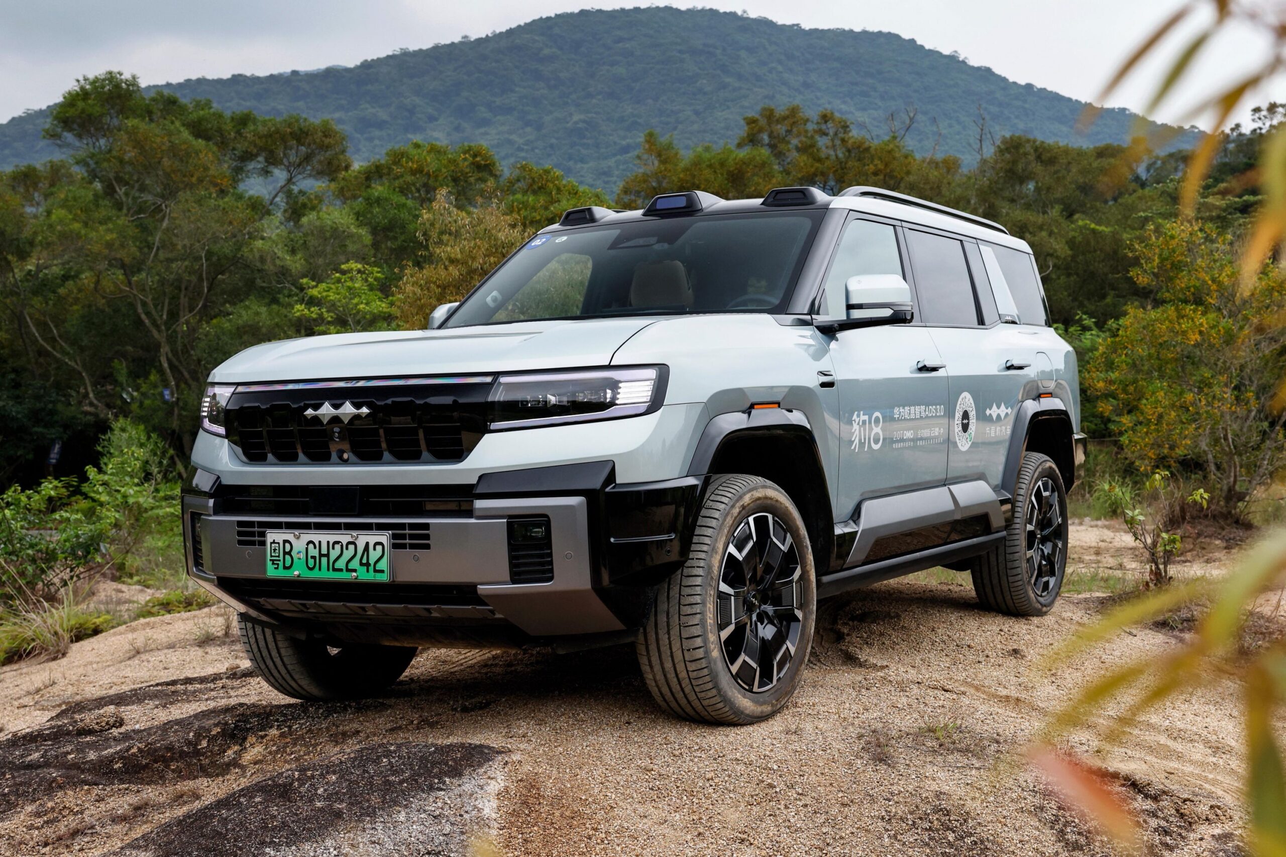 BYD Denza B8 Tanıtıldı: 1200 km Menzilli Plug-in Hibrit SUV – arabaGarajım
