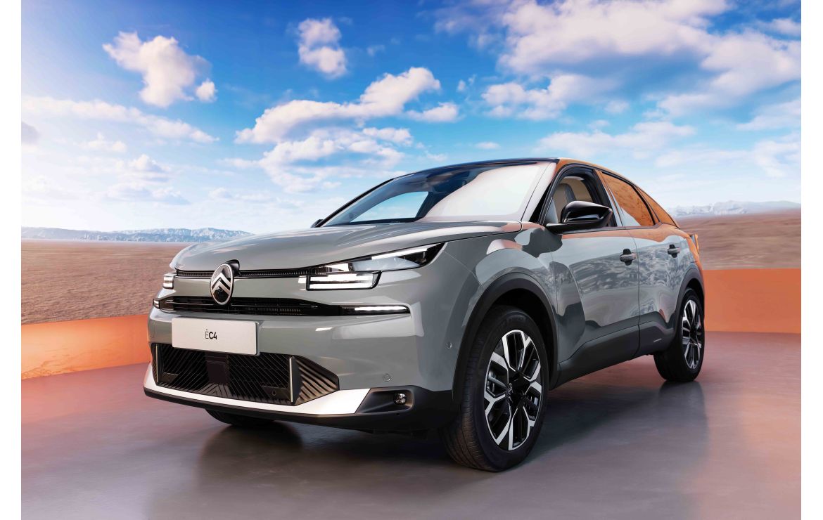 YENİLENEN CITROËN C4 VE C4 X PARİS'TE SAHNEYE ÇIKTI! | Citroën | Stellantis Media