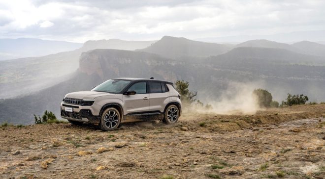 Jeep Avenger Türkiye’de Fiyatları Sarsıyor, Hibrit ve Elektrikli Versiyonlarıyla Türkiye’de
