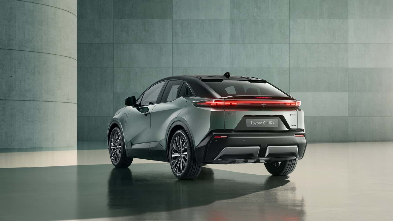 Toyota, elektrikli C-HR+'ı tanıttı - Otomobilin Sayfası