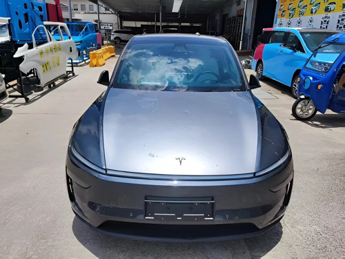 Sanayi ustaları bunu da yaptı: Eski Tesla Model Y'yi Juniper'e çevirdiler