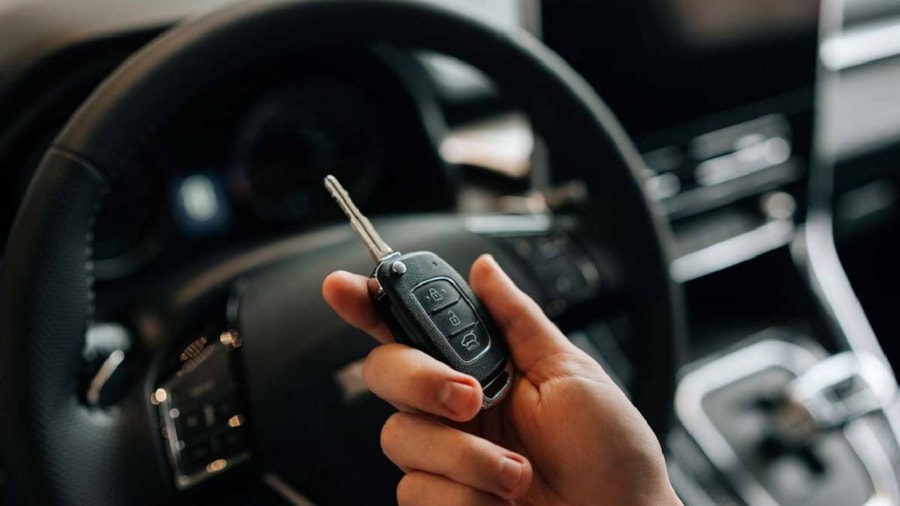 Arabanın motor ömrünü yarıya indiren hata: Farkında olmadan herkes yapıyor - Sözcü