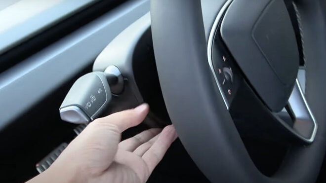 Yeni Tesla Model 3’e şirketin kaldırdığı vites ve sinyal kolu geri getirildi