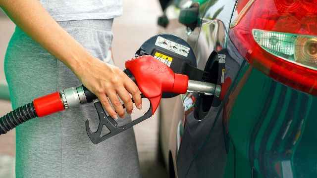 Benzine bu gece indirim mi geliyor? Akaryakıta indirim ne zaman? - 9 Nisan  2025 - Yenigün Gazetesi