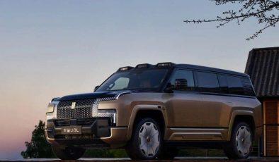 BYD Yangwang U8L, 1180 Beygirlik 24 Ayar Altın Amblemli Elektrikli Lüks SUV