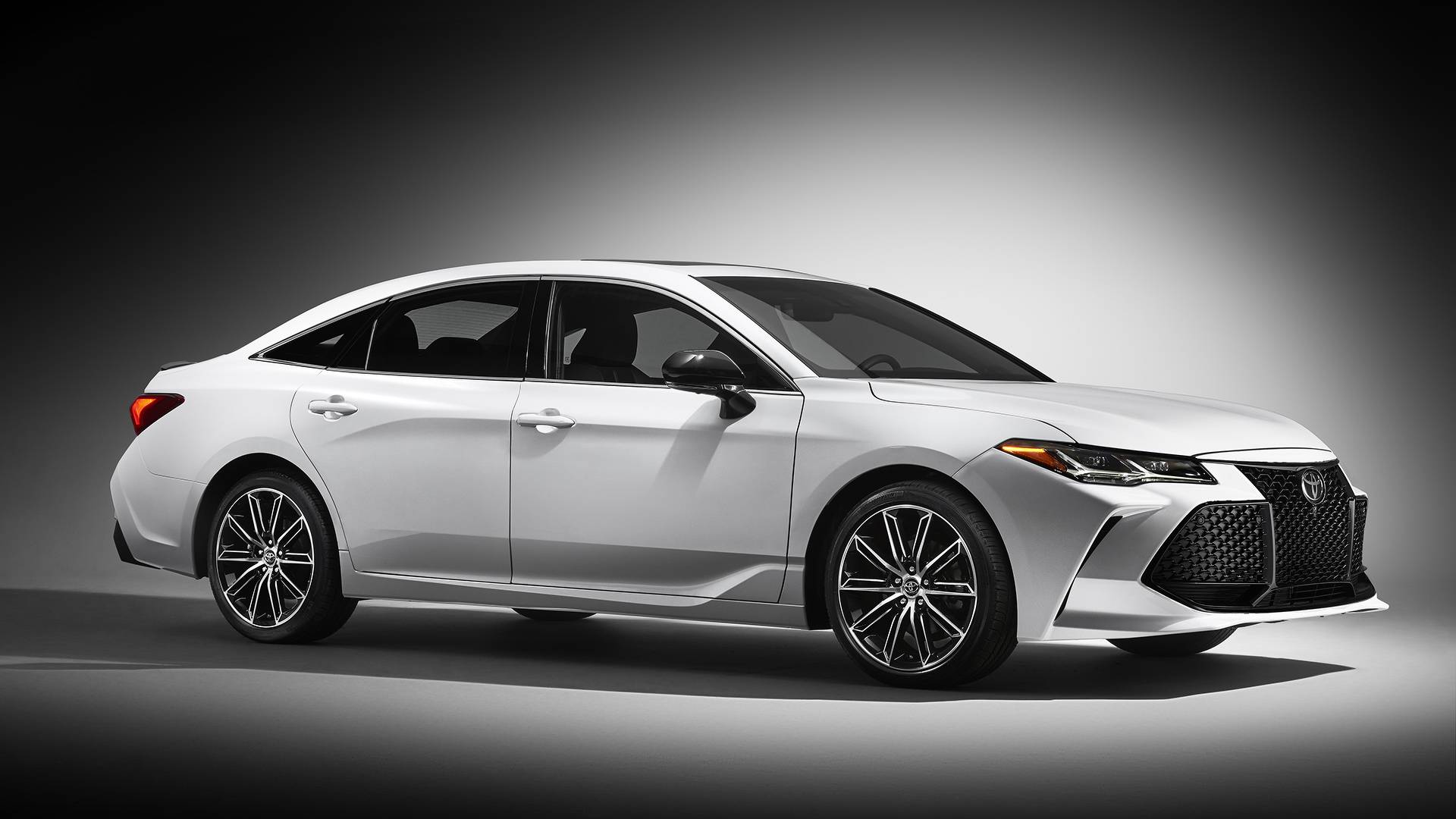 Yeni Toyota Avalon daha fazla teknolojiye sahip