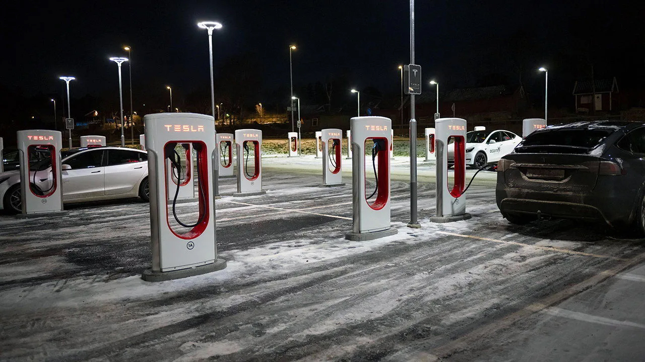 İsveçli elektrikçilerden Tesla grevi ile dayanışma kararı – Gaste Avrupa
