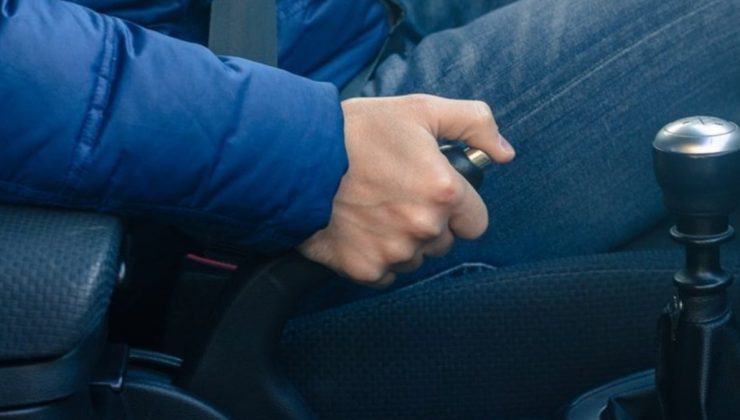 El Frenini Yanlış Çekmek Aracınızı Sessizce Mahvediyor, Sürücüler Hâlâ Farkında Değil!