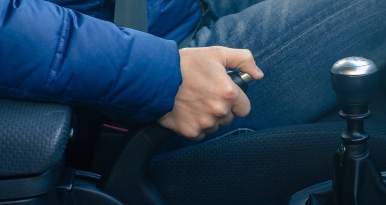 El Frenini Yanlış Çekmek Aracınızı Sessizce Mahvediyor, Sürücüler Hâlâ Farkında Değil!