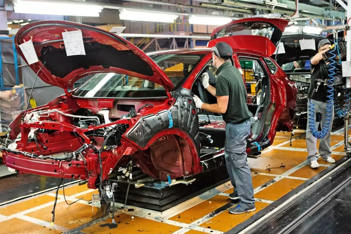 Nissan LEAF’te Batarya Krizi! Çinli Rakipler Yükselirken Japon Dev Yön Değiştiriyor