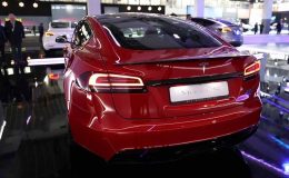 Tesla Geri Döndü, Model 3’te Kaybolan Sinyal Kolu ve Menzil Şok Etkisi!