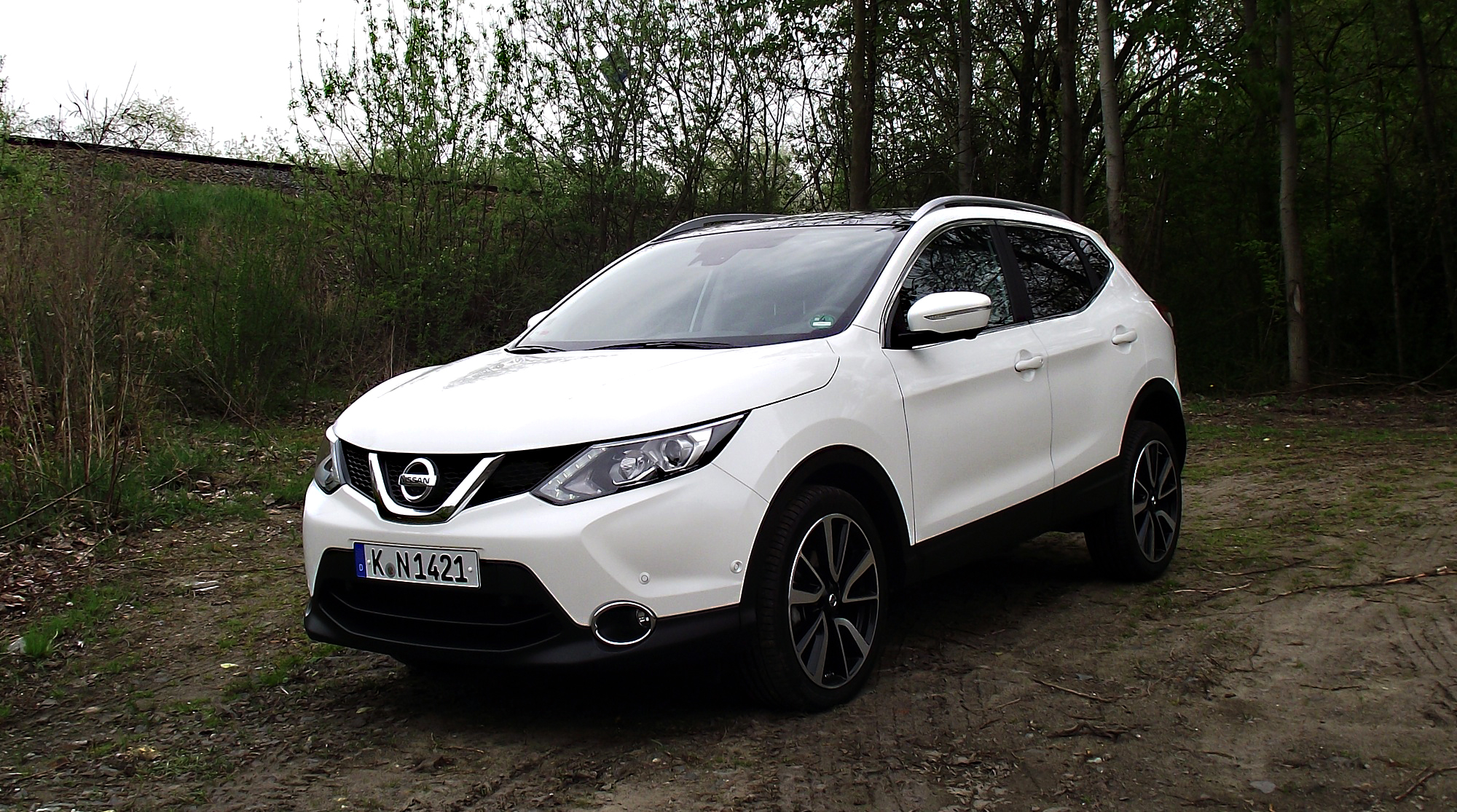 Dosya:Nissan Qashqai 1.6 dCi ALL-MODE 4x4i Tekna Qab-Pearl-White-Metallic  Vorderansicht Bahndamm.jpg - Vikipedi