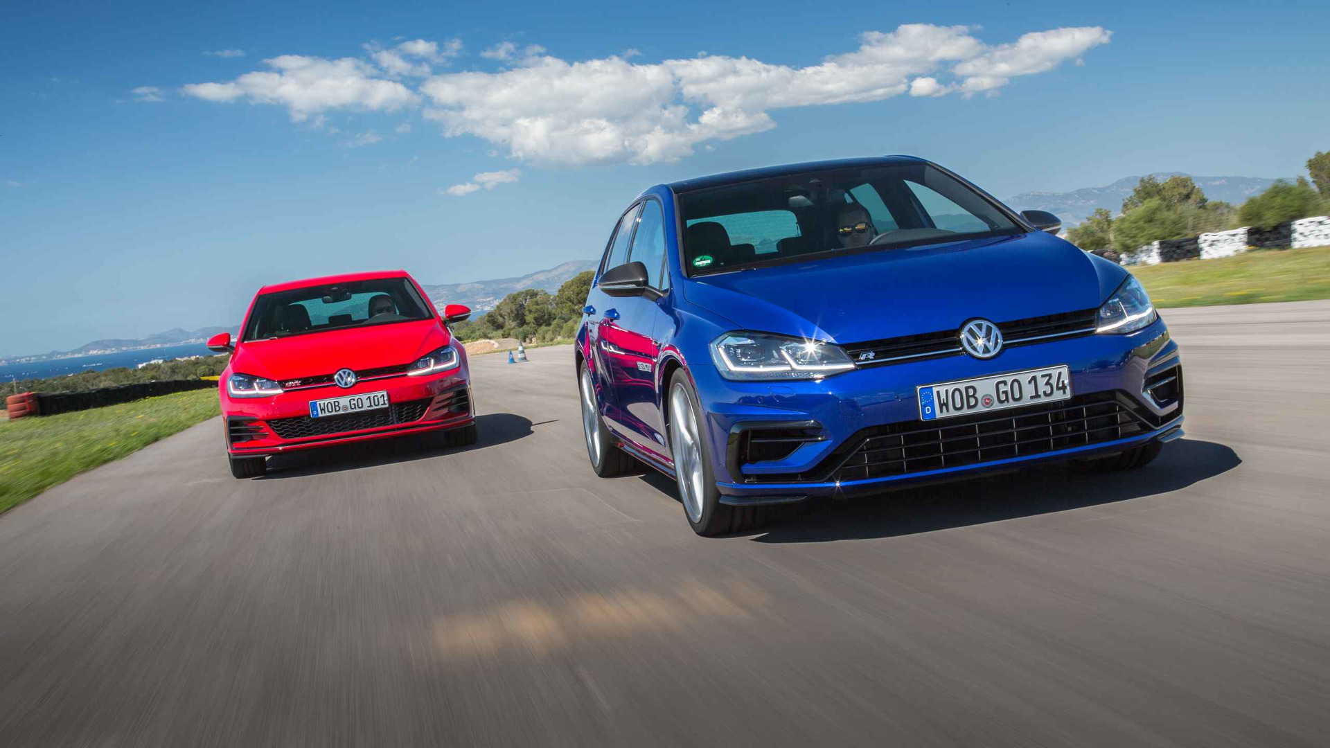 Devleri Geride Bırakan Sürpriz Şampiyon, MotorTrend’in Tahtını Sarsan Kompakt Efsane! 5 Volkswagen Golf GTI Vs R: Which Should You Buy?