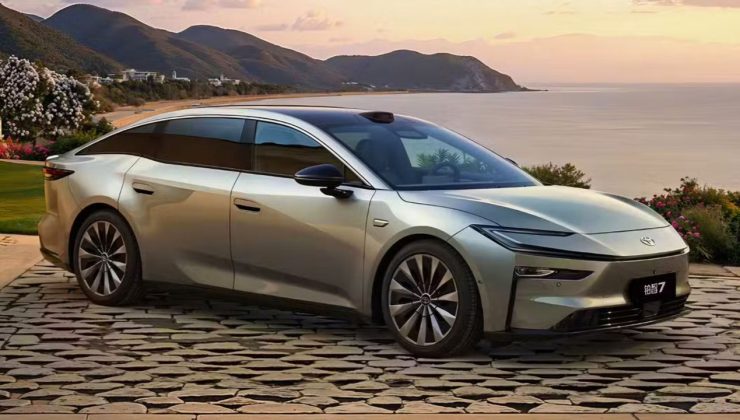 Toyota bZ7, Huawei İş Birliğiyle Gelen 710 KM Menzilli Gizemli Elektrikli Sedan Çin’i Sallıyor!