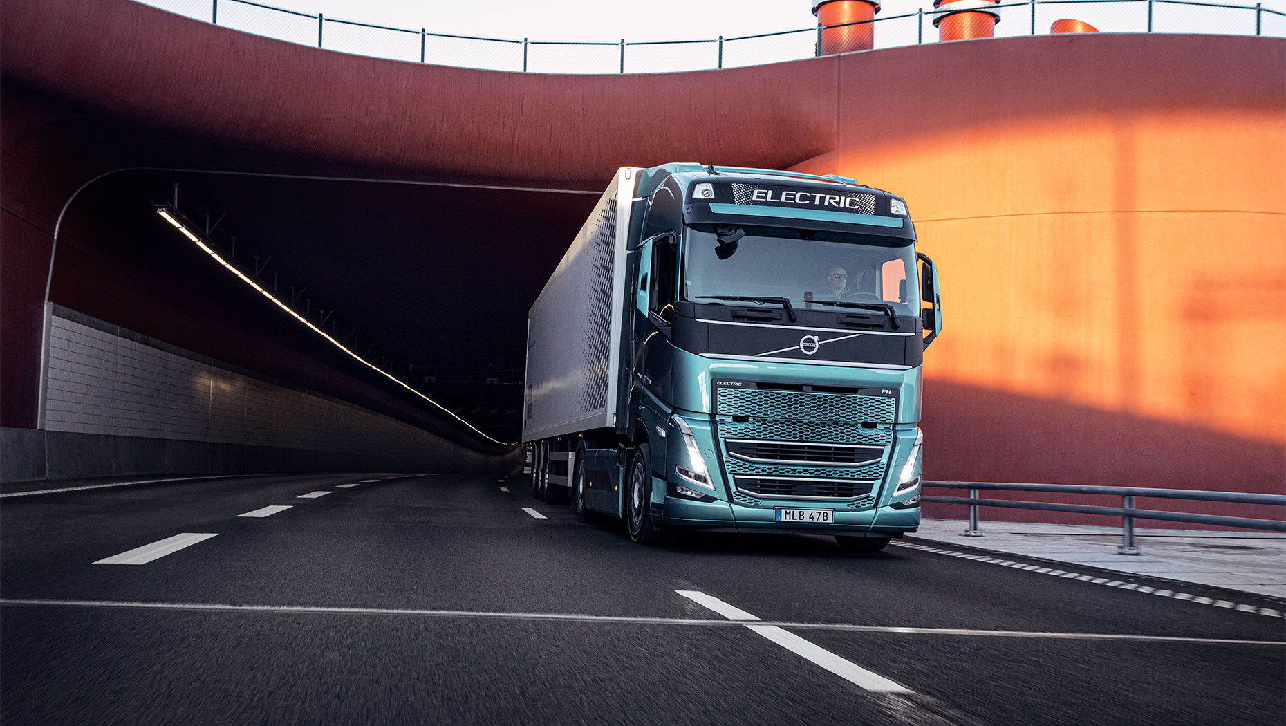 Volvo Trucks Elektrikli Kamyonlarda Çığır Açtı, 20 Milyon km’lik Sıfır Emisyonla Pazarın Gizli Lideri! 5 Volvo Trucks, 100 adet elektrikli kamyon teslim edecek - FutureFlow.Life