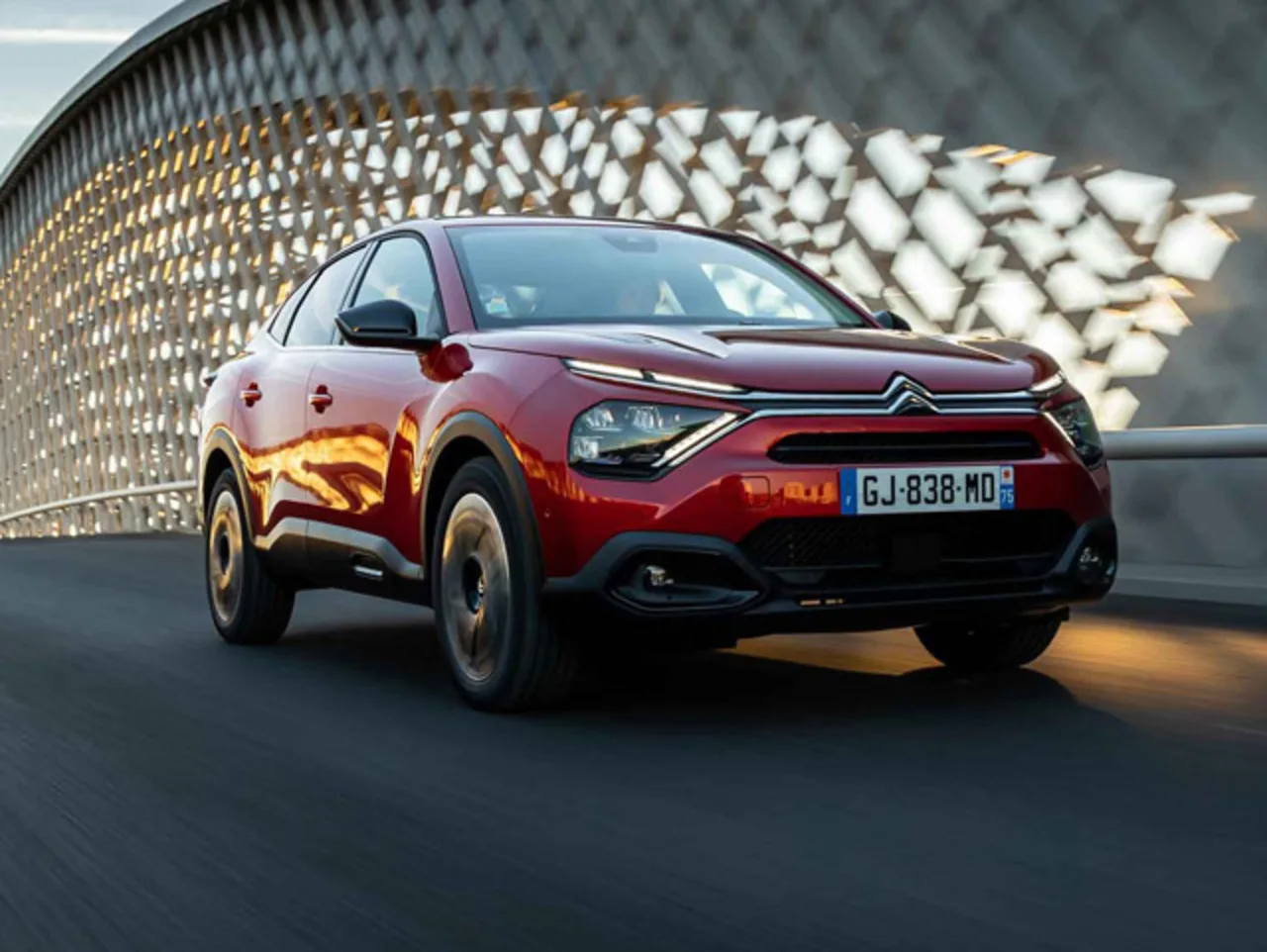 100 Elektrikli Citroen E-C4 İnceleme - Araba.com