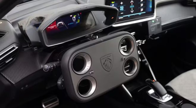 Peugeot 208’in Köşeli Direksiyonu Şaşırtıyor, Steer-by-Wire ile Sürüş Alışkanlıkları Değişiyor!