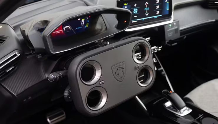 Peugeot 208’in Köşeli Direksiyonu Şaşırtıyor, Steer-by-Wire ile Sürüş Alışkanlıkları Değişiyor! 1 Peugeot 208’in Köşeli Direksiyonu Şaşırtıyor, Steer-by-Wire ile Sürüş Alışkanlıkları Değişiyor!