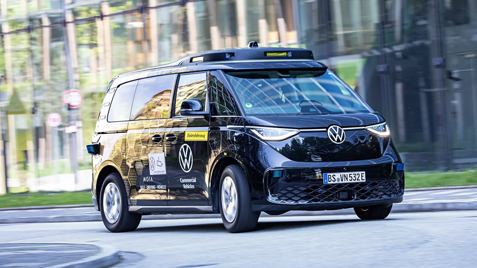 Taksi Şoförü Yok, Direksiyon Yok, Kurallar Değişiyor, Volkswagen’in Sokakta Test Ettiği Bu Araç Geleceği Erken Başlatmış Olabilir 5 Volkswagen yeni ID.Buzz modelini robotaksiye çeviriyor - Direksiyon
